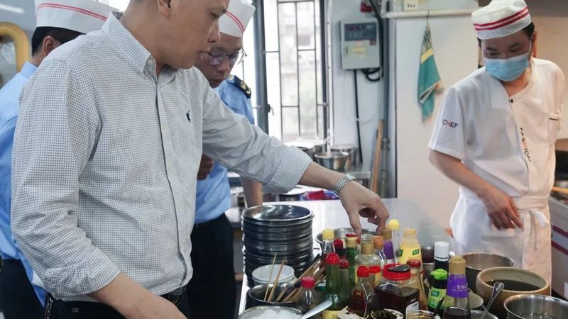 行业背景：食品安全与品牌信任的博弈